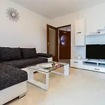 Cozy Sejdi With Private Pool In By Wiibuk פולה