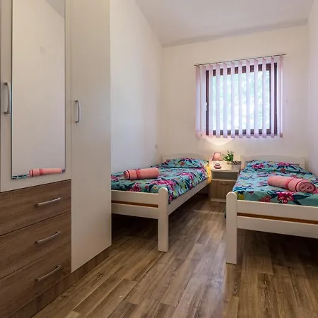 Cozy Sejdi With Private Pool In * Pula