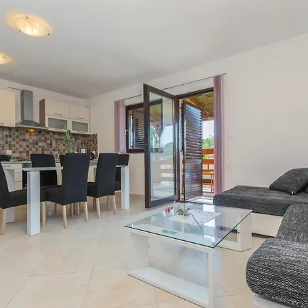 Cozy Sejdi With Private Pool In