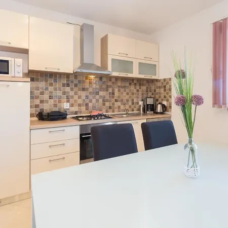 Cozy Sejdi With Private Pool In Pula