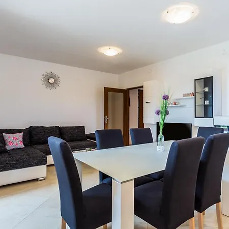 Cozy Sejdi With Private Pool In Villa Pula