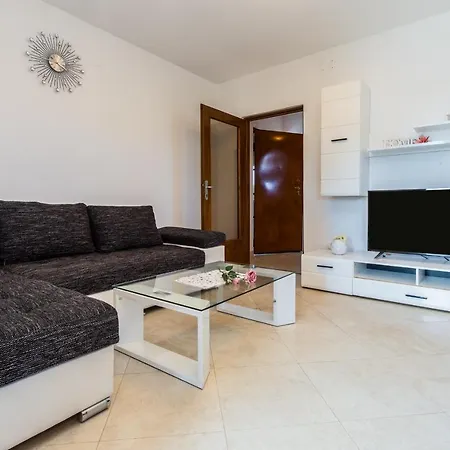 Cozy Sejdi With Private Pool In Pula