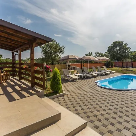 Cozy Sejdi With Private Pool In Pula