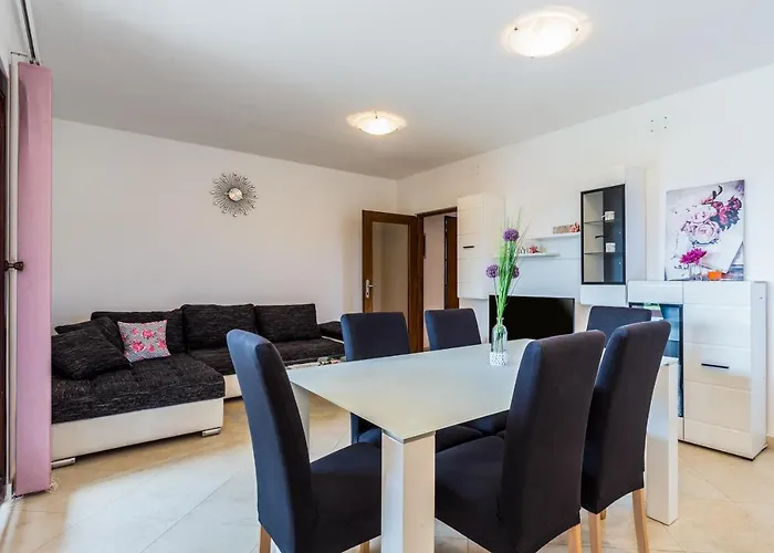 Cozy Sejdi With Private Pool In By Wiibuk וילה פולה